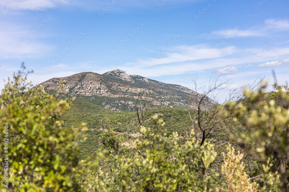 Vue sur le Mont Saint-Baudille depuis le sentier de randonnée du Roc des Deux Vierges à Saint-Saturnin-de-Lucian (Occitanie, France)