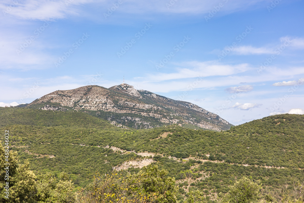 Vue sur le Mont Saint-Baudille depuis le sentier de randonnée du Roc des Deux Vierges à Saint-Saturnin-de-Lucian (Occitanie, France) Vue sur le Mont Saint-Baudille depuis le sentier de randonnée du Roc des Deux Vierges à Saint-Saturnin-de-Lucian (Occitanie, France)