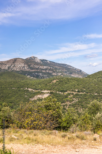 Vue sur le Mont Saint-Baudille depuis le sentier de randonnée du Roc des Deux Vierges à Saint-Saturnin-de-Lucian (Occitanie, France)