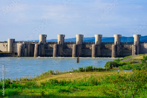 洗堰（水門）　越後平野を水害から守る大河津分水（新潟県燕市大川津） © WAWA