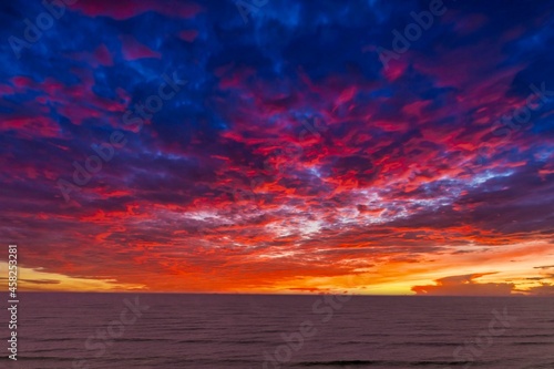 Vista aérea do amanhecer na praia © Marcos
