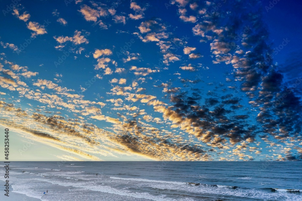 Fototapeta premium Vista aérea do amanhecer na praia