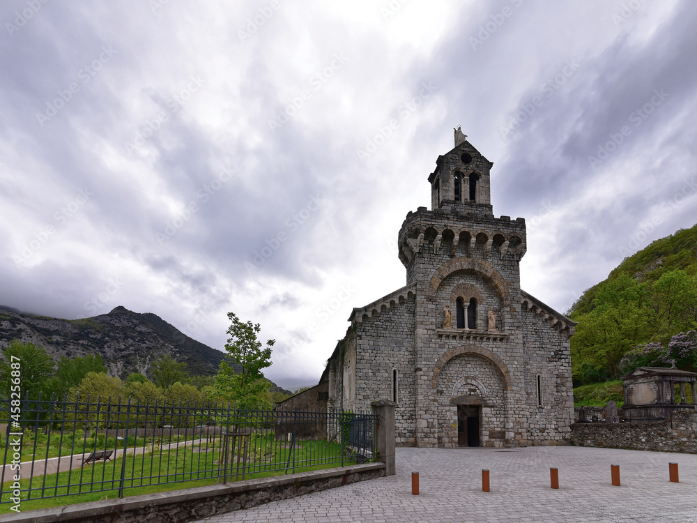 Fototapeta premium Frankreich - Tarascon-sur-Ariège - Kirche Notre Dame de Sabart