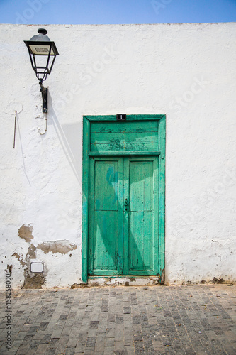 porte verte sur un mur blanc