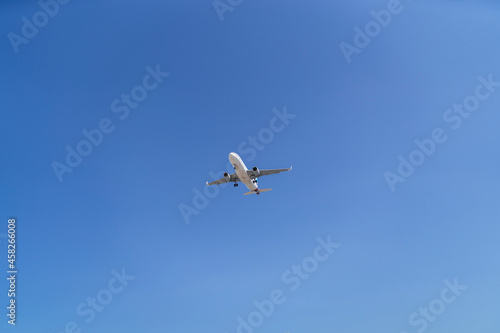 Aviones con cielo azul aterrizando © MiguelAngelJunquera