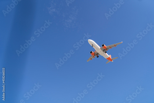 Aviones con cielo azul aterrizando
