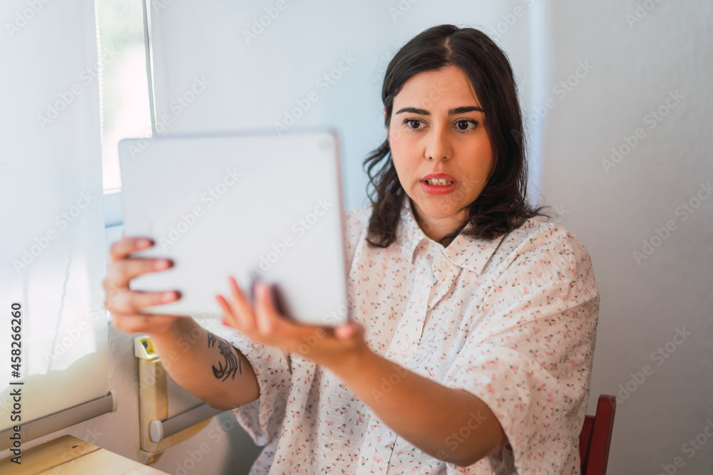 Chica joven risueña guapa interactuando con una tablet Chica joven risueña guapa interactuando con una tablet