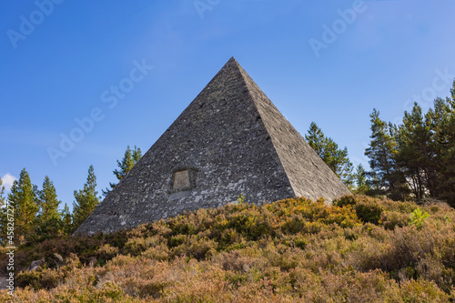 Prince Albert's Pyramid in Balmoral, Scotland Fototapet