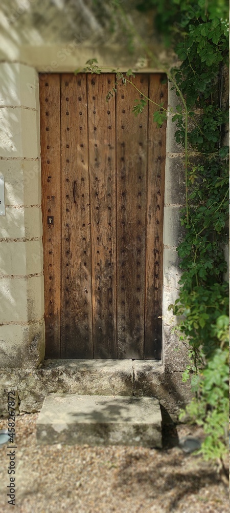 Porte ancienne en bois et clous