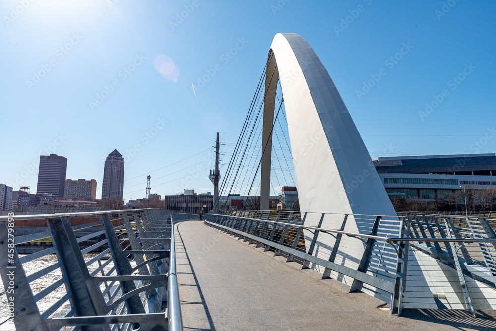 Obraz premium Iowa Des Moines Downtown Women's Achievement Bridge
