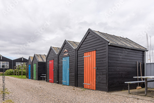Obraz na płótnie fishermens shacks lined up with doors in bright colours w salonie