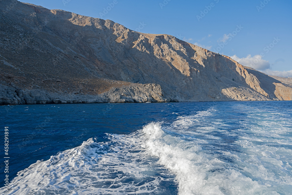 Wellen eines Motorbootes, bei Chora Sfakion,an der Südküste von Kreta, Griechenland