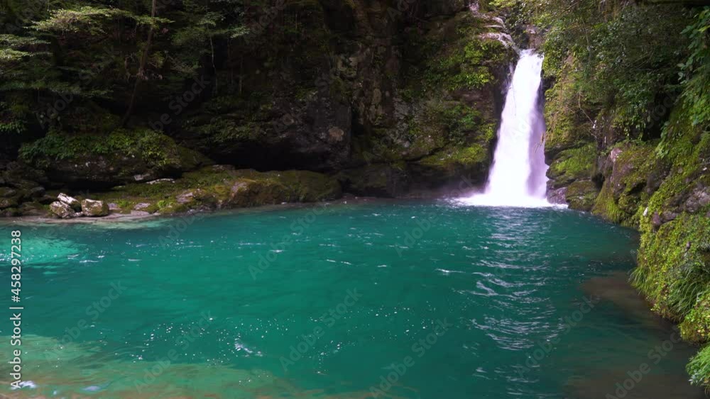 青く輝くにこ淵