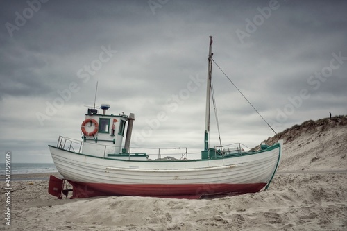 Fischerboot liegt am Nordseestrand bei Ebbe © penphoto