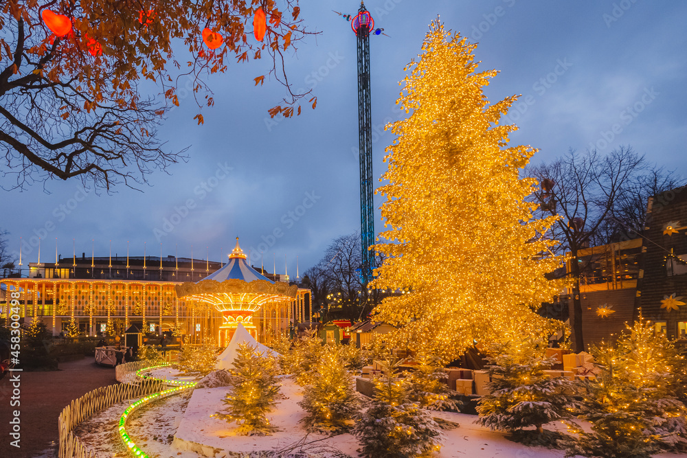 Φωτογραφία Decorative Christmas lights and winter decorations at Tivoli Gardens theme park and carousel in Copenhagen, Denmark