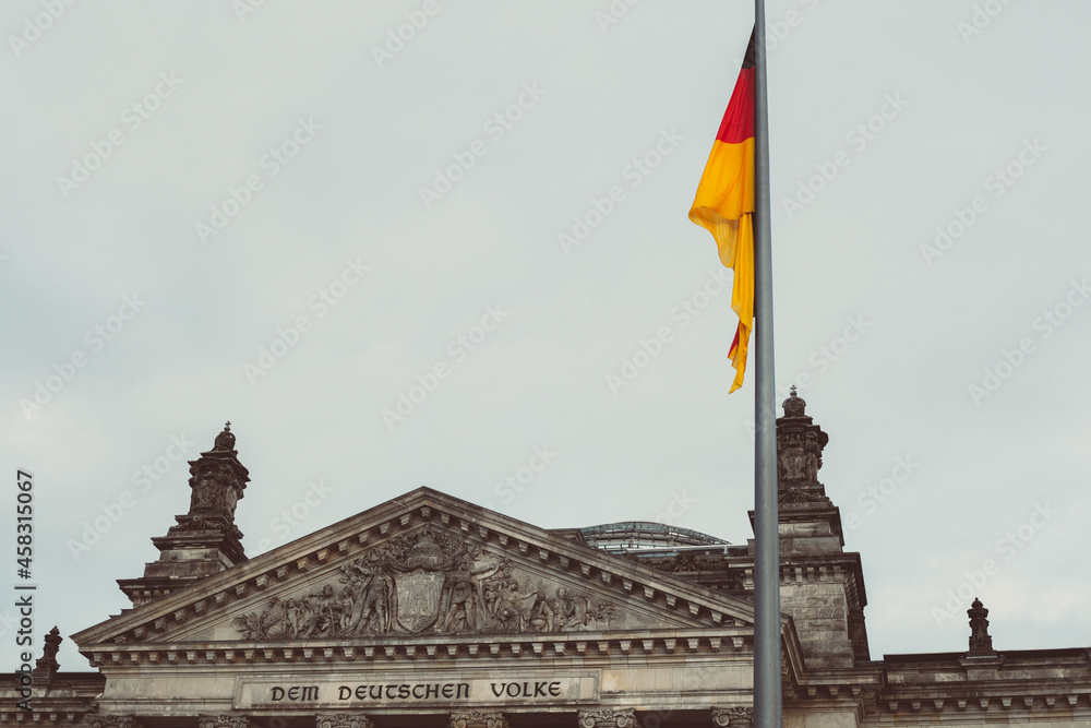 Isola dei musei a Berlino + vista sul parlamento con bandiera della Germania. Architettura in stile romano.