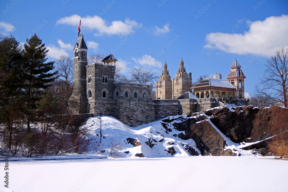 Obraz premium Iconic Belvedere castle over the frozen lake in Central Park