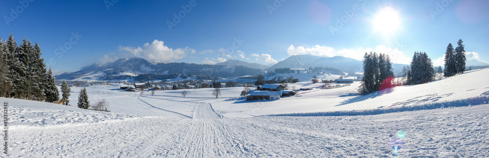 Winterpanorama mit Skipiste Winterpanorama mit Skipiste