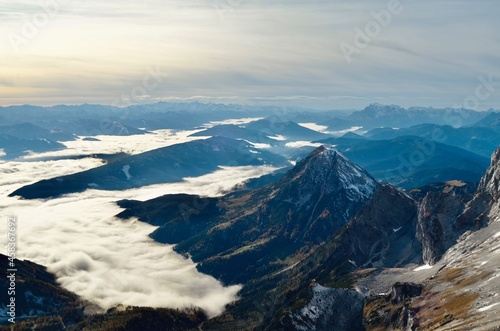 Pico de los alpes desde arriba con un mar de nubes  © Pilar