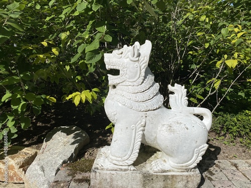 Fototapet Statue en pierre d'un chien dragon