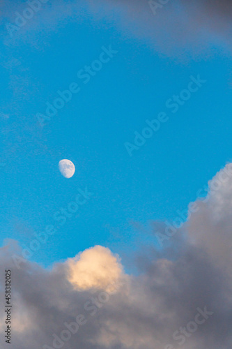 Nubes y Luna en el Puerto de la Cruz, isla de Tenerife