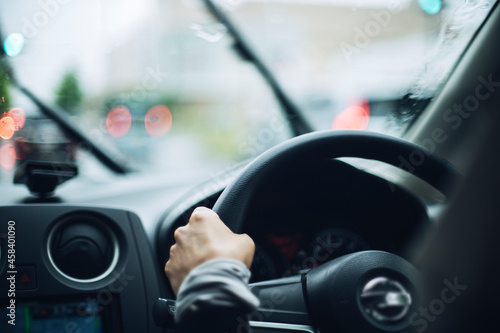 雨の中を運転する女性