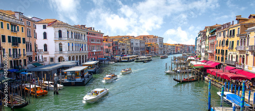 Italy, Venice Grand Canal, Italy Venice, Canal, Rialto Bridge Venice, Gondola, Italy Architecture, Landmark, Veneto, Blue Sky, Boat, Europe, Travel, Vacation, Venezia, Tourist, Colourful © Leon