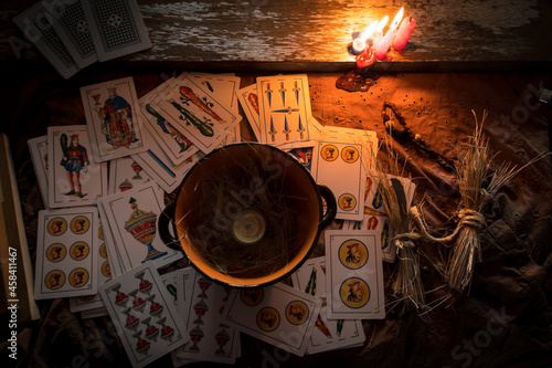 Foto Adivinación con naipes en una sesión de cartomancia con velas y amuletos