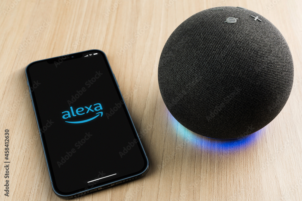 Fotka „Alexa, Smart speaker and virtual assistant from Amazon company  connected to smartphone app. Wooden background. Rio de Janeiro, RJ, Brazil.  September 2021.“ ze služby Stock | Adobe Stock