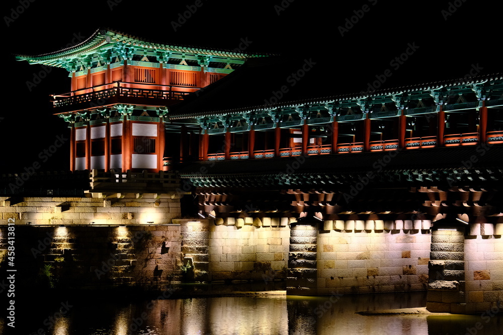 Obraz premium Pictures of traditional Korean buildings.