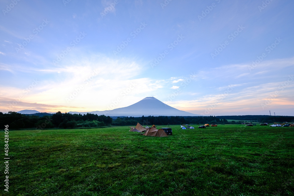Fototapeta premium 静岡県富士宮市朝霧からの富士山と朝日