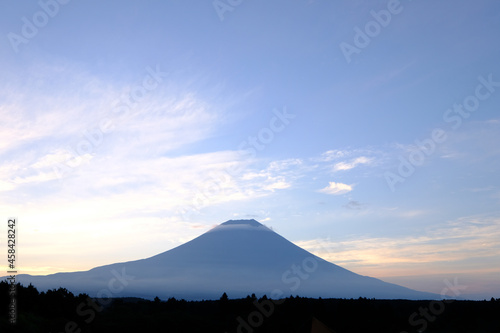静岡県富士宮市朝霧からの富士山と朝日
