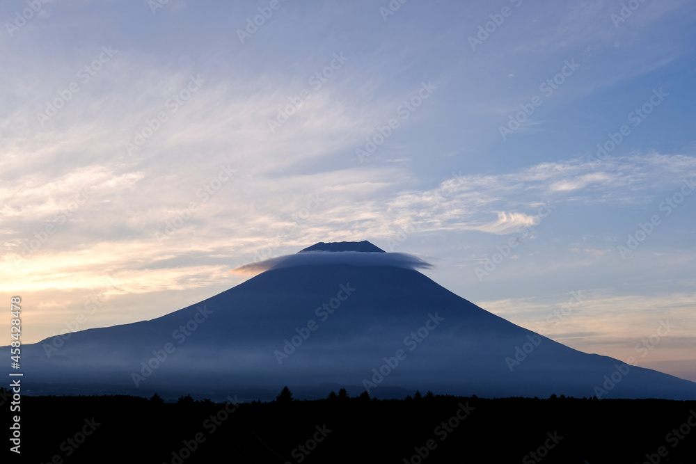 静岡県富士宮市朝霧からの富士山と朝日