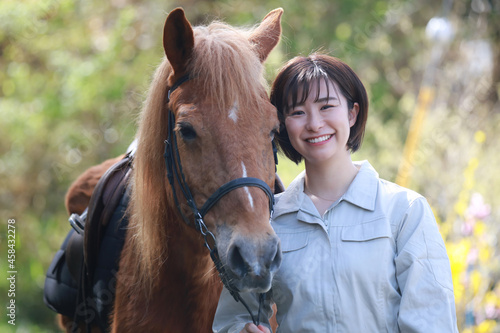  馬と厩務員 © yamasan