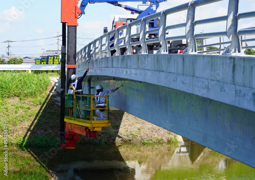 コンクリート橋完成後の検査、近接目視と打音による検査の様子、