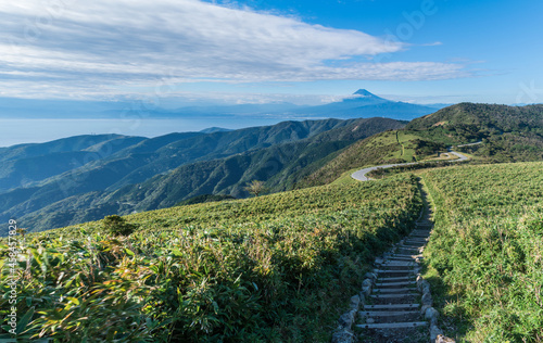 伊豆半島西伊豆スカイライン（伊豆山稜線歩道、達磨山周辺）から見える富士山