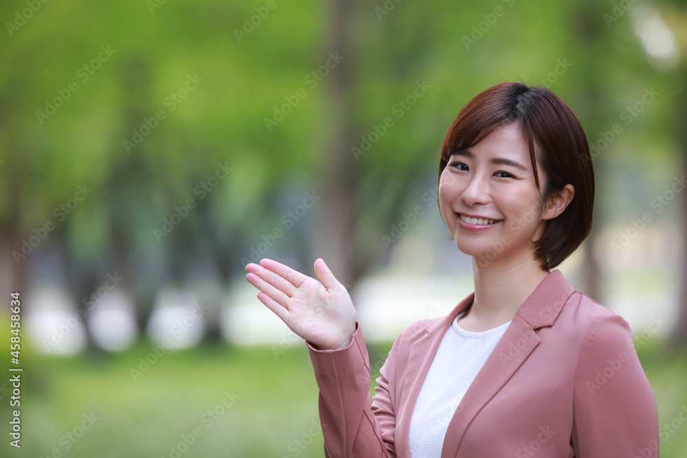 笑顔の女性社員イメージ 笑顔の女性社員イメージ