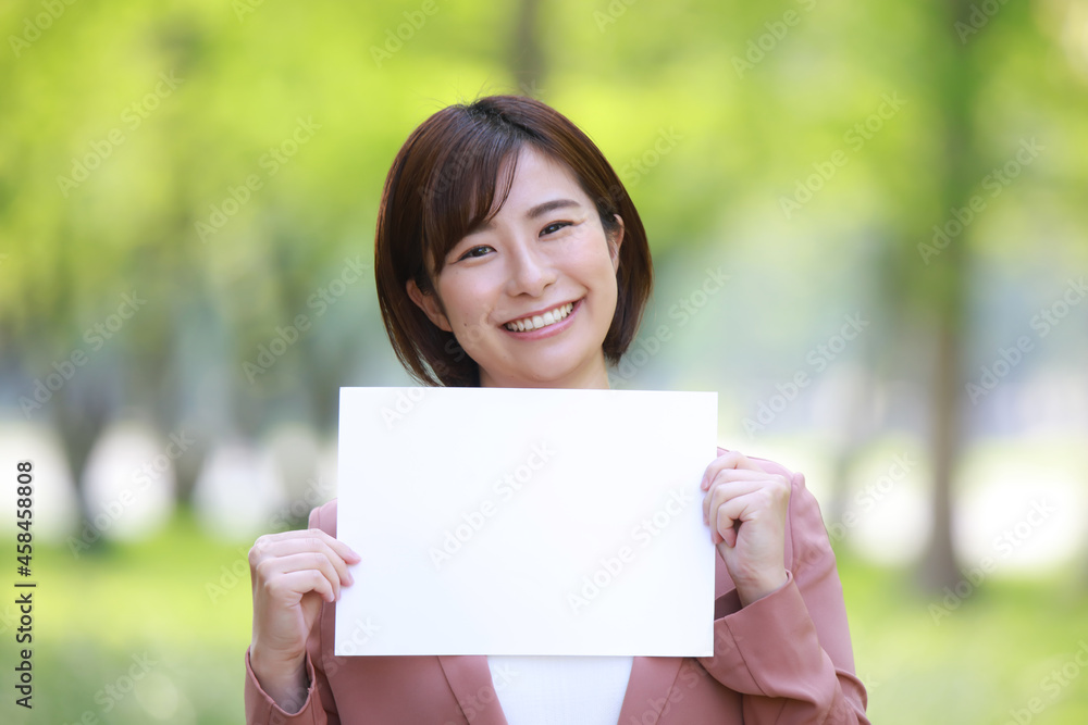 メッセージボードを持つ女性社員 メッセージボードを持つ女性社員