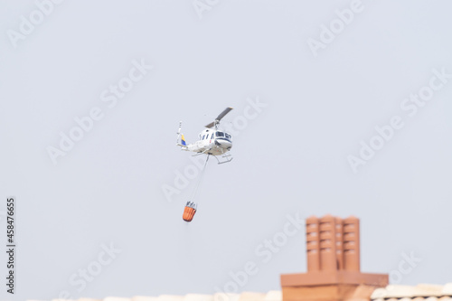 Valokuva Fire brigade emergency helicopter carrying out a water refuelling flight in an u