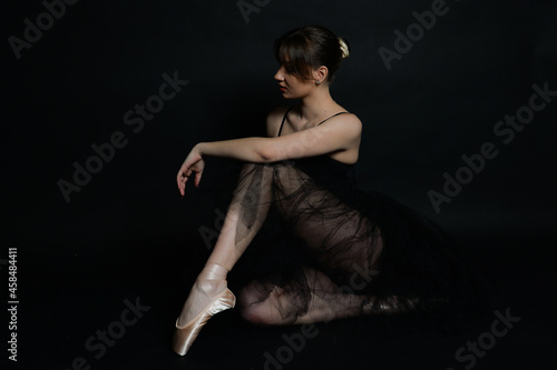 junge ballerina tänzerin dancing tanzen im ballett kleid tütü ballet balletschuhe pose lowkey dunkler schatten hintergrund photo