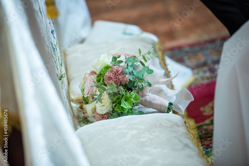 Foto bridal bouquet, leaning on a prie-dieu, in church