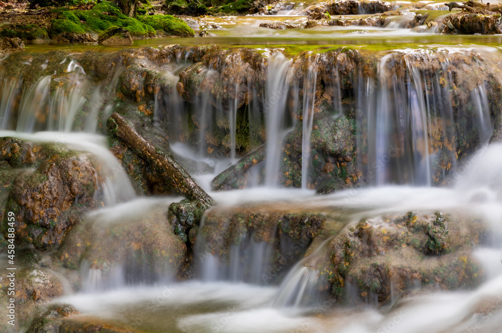 Obraz premium Wasserfall Kaskade Baden-Württemberg Deutschland Wald Idyll Bach Bad Urach Brühl Bach Uracher Wasserfall Natur Reutlingen Stromschnelle Schwäbische Alb Attraktion Sommer Regen Wanderung Langzeit