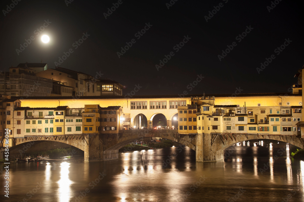 Italia, Toscana, Firenze, luna piena e monumenti cittadini.  Il Ponte Vecchio.