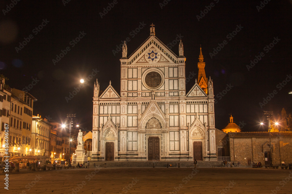 Italia, Toscana, Firenze, luna piena e monumenti cittadini. La chiesa di Santa Croce.
