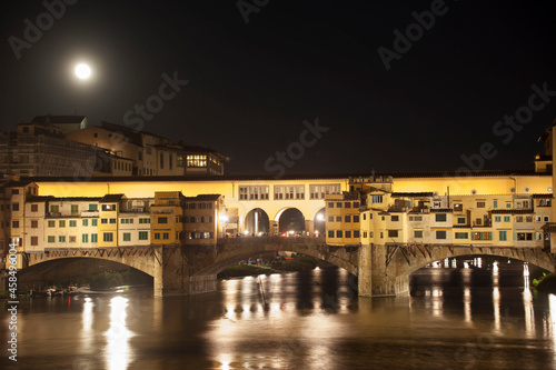 Italia, Toscana, Firenze, luna piena e monumenti cittadini. Il Ponte Vecchio.