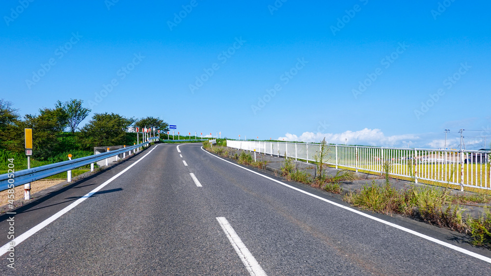 Fototapeta premium 信濃川・大河津分水路に沿った急カーブ（新潟県燕市）