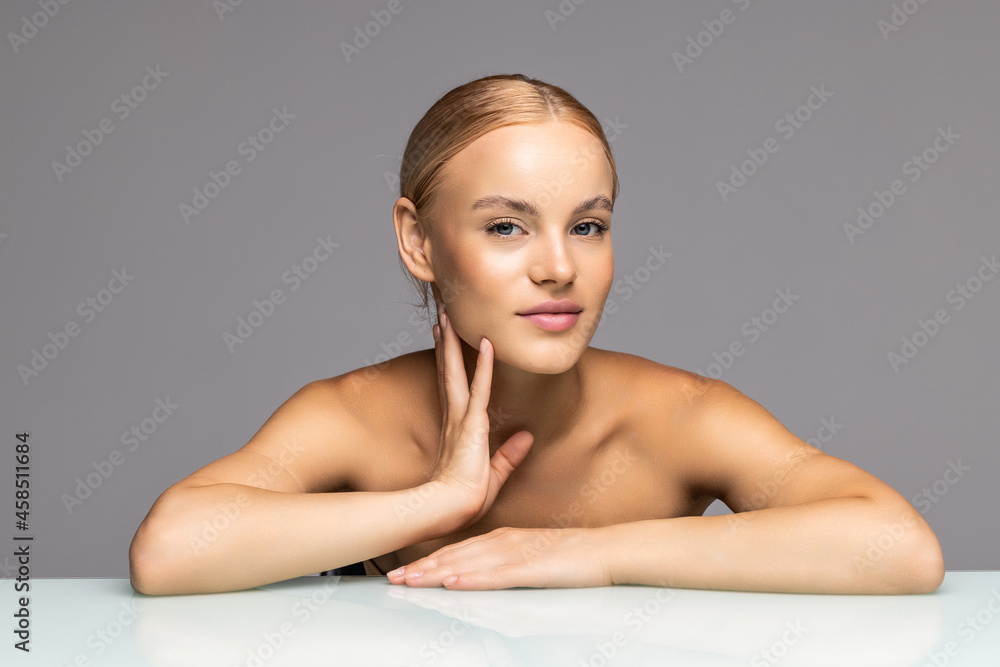 Obraz premium Young woman with beauty skin over gray background