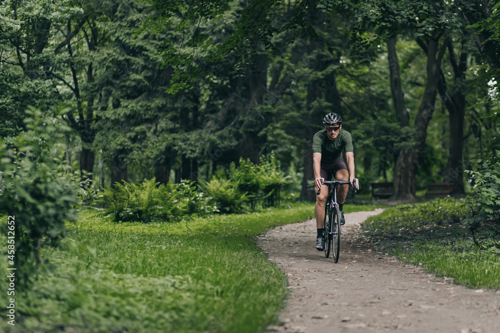 Naklejka premium Cyclist in sport clothes having morning workout