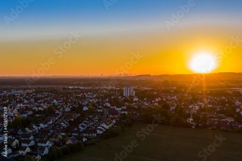 Frankfurt, Skyline, Sonnenuntergang, Sonne, Himmel, Abend, Gegenlicht, Silhouette, Blau, Gelb, Bruchköbel, Luftbild, Drohne, Hessen, Main, 