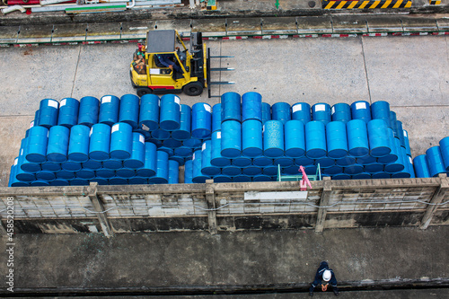 Forklift chemical drums oil barrels blue chemical drums horizontal